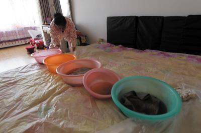 可克达拉楼上漏水，住户失联，小区没物管，业主维权难！律师来支招……